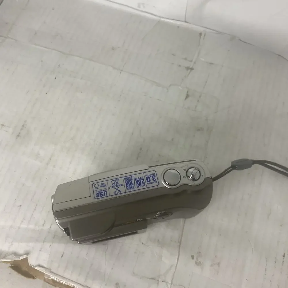 Olympus Model D-550 Zoom CAMEDIA 3.0MP 2.8X Zoom Digital Camera For Parts Only